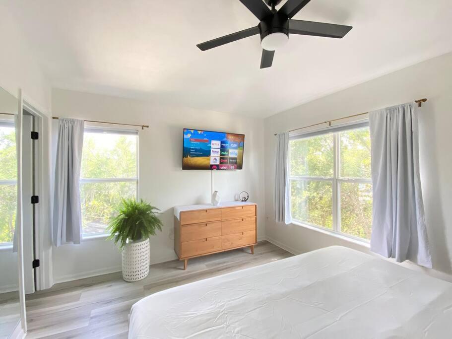 Sanctuary Bright 2 Bedroom King Hébergement de vacances Gainesville
